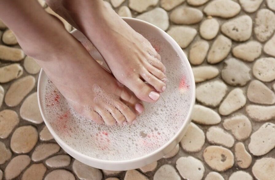 Foot baths with hydrogen peroxide against fungi