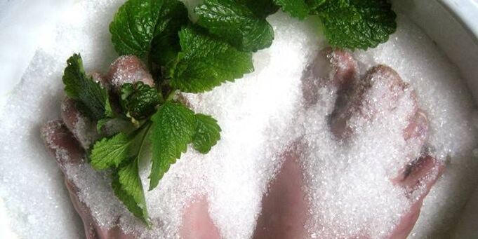 Salt bath against nail fungus